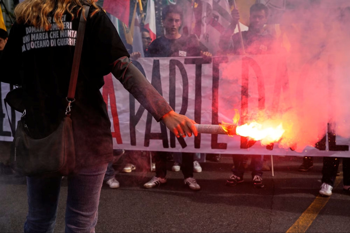 2026年10月24日、イタリア・ローマ市内を行進する学生ら（写真：AP）
