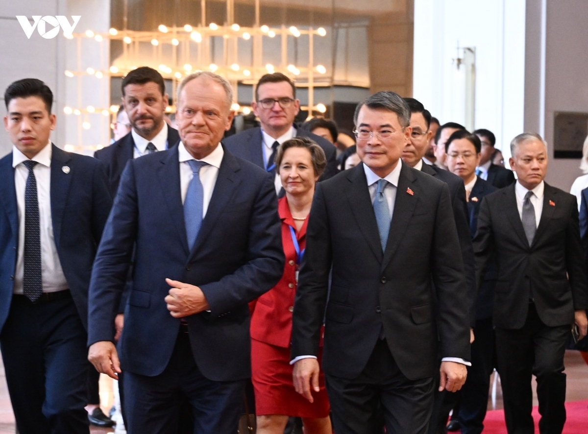 Prime Minister Le Minh Hung and Prime Minister Donald Tusk attend the Vietnam-Poland Business Roundtable. Photo: VOV