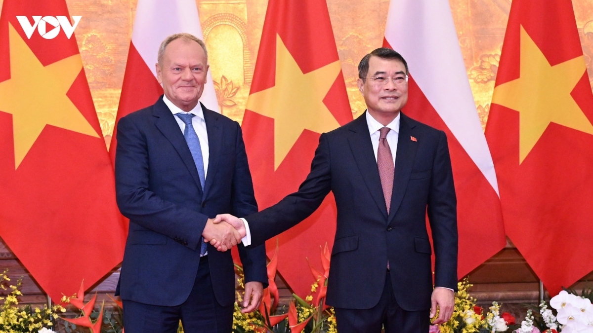 レ・ミン・フン首相（右）とトゥスク首相（左）