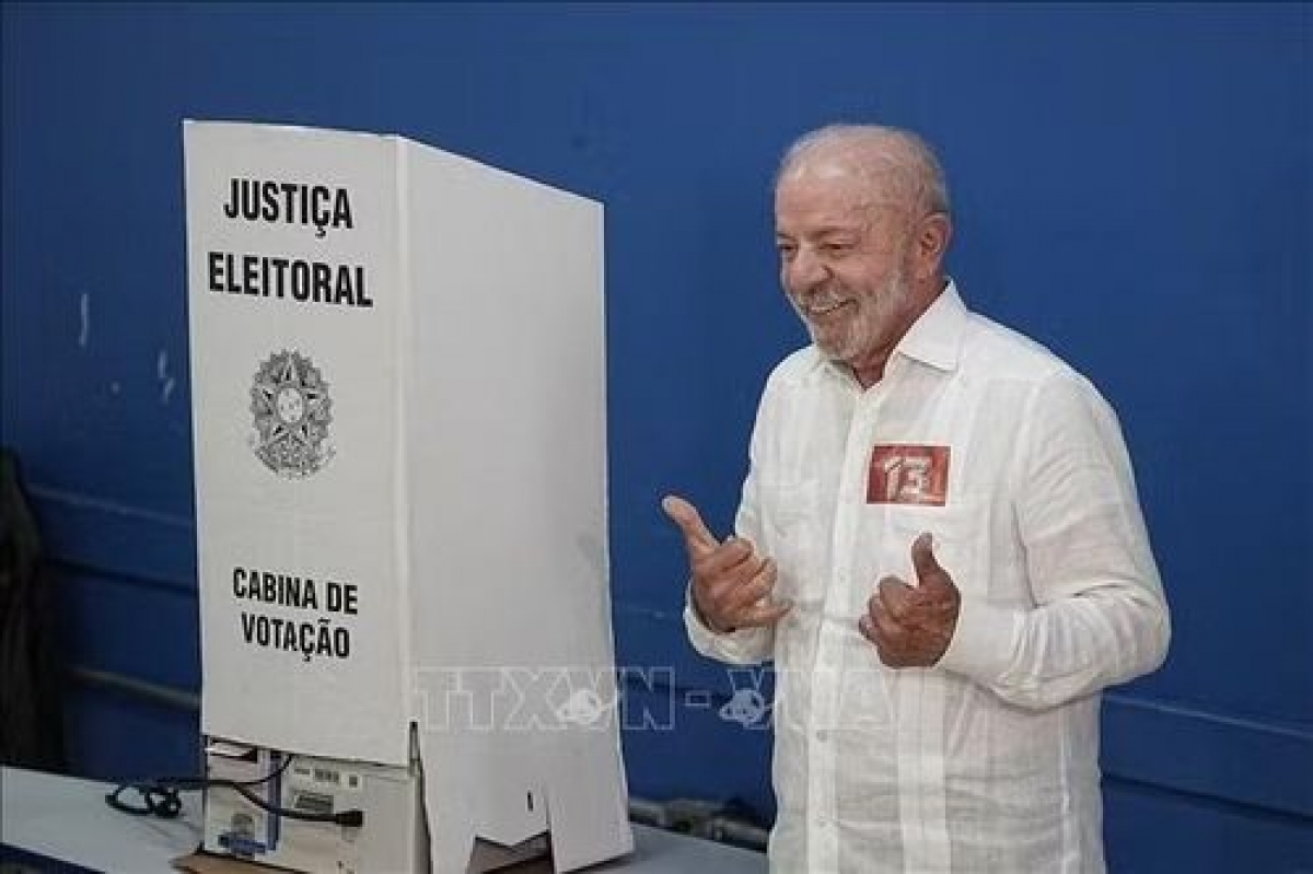 El presidente de Brasil, Luiz Inácio Lula da Silva, depositó su voto en un colegio electoral de São Bernardo do Campo, Brasil, el 25 de octubre de 2026. Foto: Xinhua/VNA