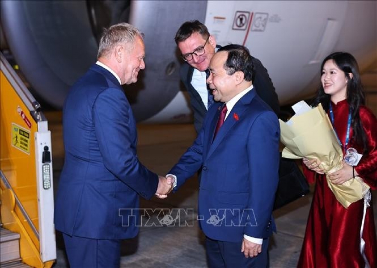 Bộ trưởng Bộ Khoa học và Công nghệ Vũ Hải Quân đón Thủ tướng Cộng hòa Ba Lan Donald Tusk tại sân bay Quốc tế Nội Bài (Hà Nội). Ảnh: Minh Đức/TTXVN