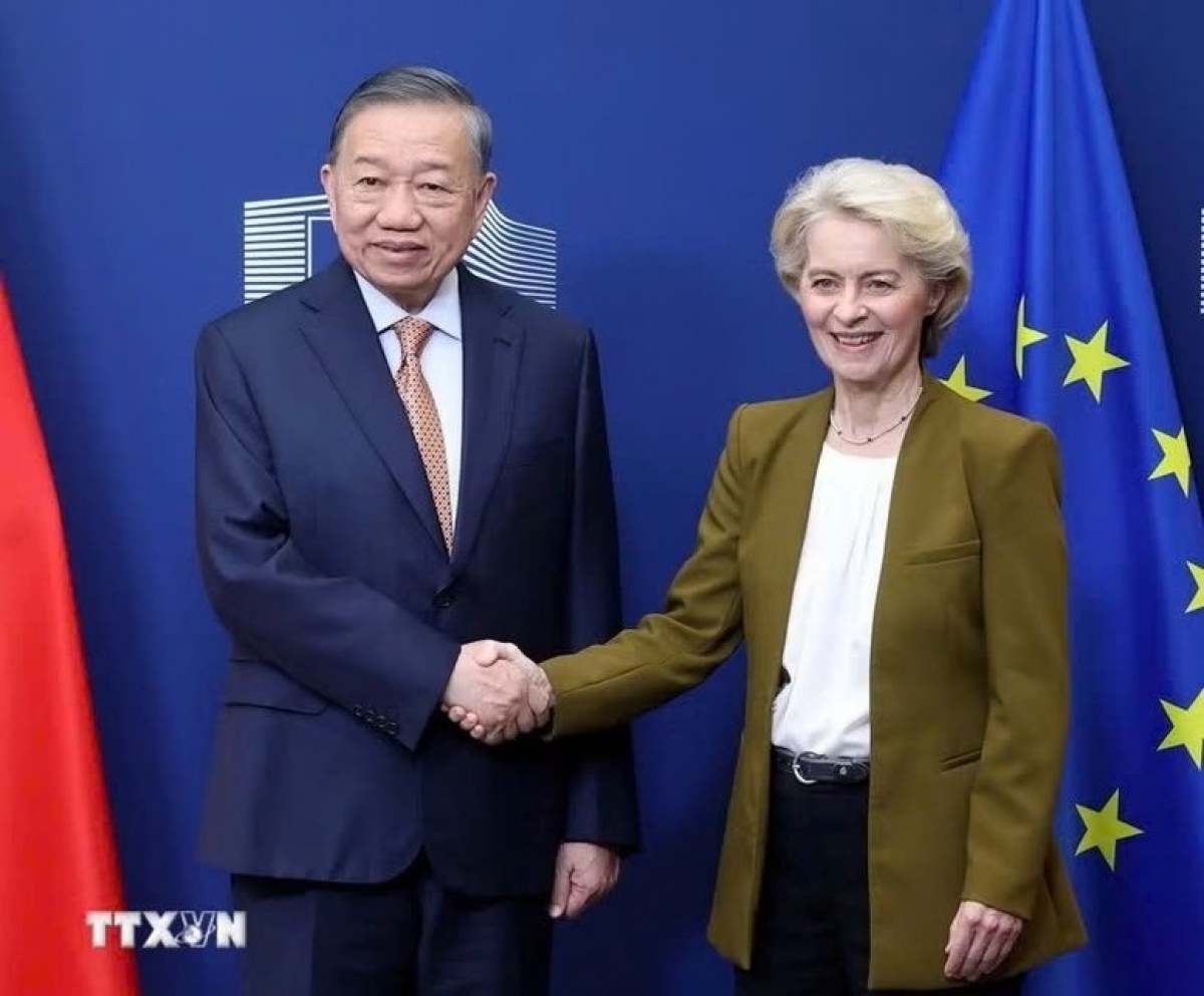 El secretario general del Partido y presidente de Vietnam, To Lam, con la presidenta de la Comisión Europea (CE), Ursula von der Leyen. Foto: VNA