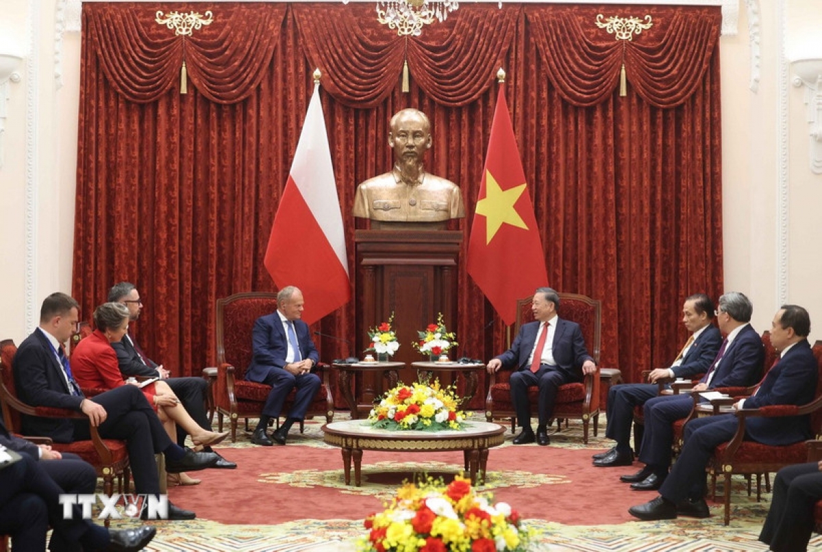 El secretario general del Partido Comunista y presidente de Vietnam, To Lam, conversa con el primer ministro polaco, Donald Tusk, en Hanói. Foto: Thong Nhat/VNA