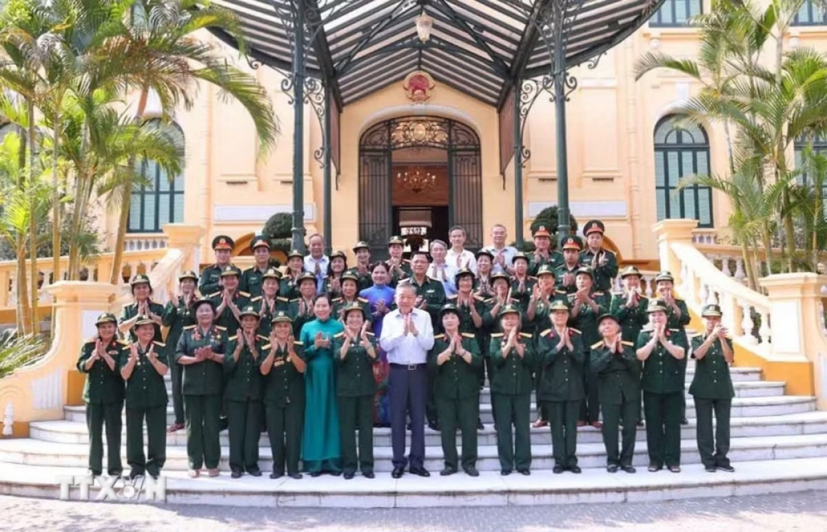 Tổng Bí thư, Chủ tịch nước Tô Lâm với đại biểu Đại đội Nữ lái xe Trường Sơn. Ảnh: TTXVN