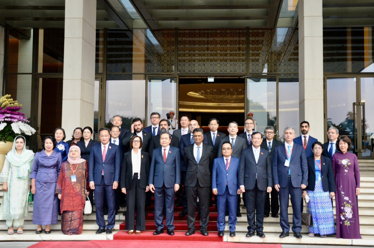 マン国会議長と代表団との記念写真