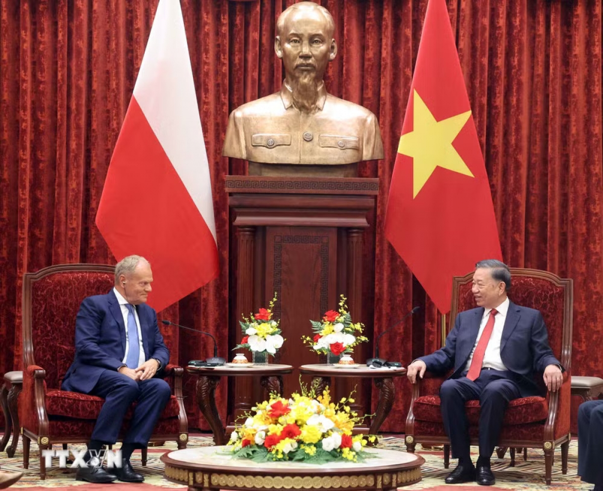 Party General Secretary and President To Lam receives Polish Prime Minister Donald Tusk. (Photo: VNA)