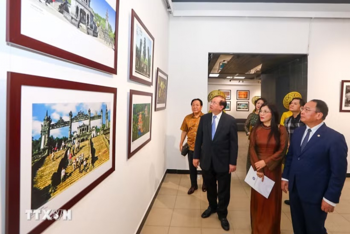 Die Besucher der Ausstellung. (Foto: Khanh Hoa/VNA)