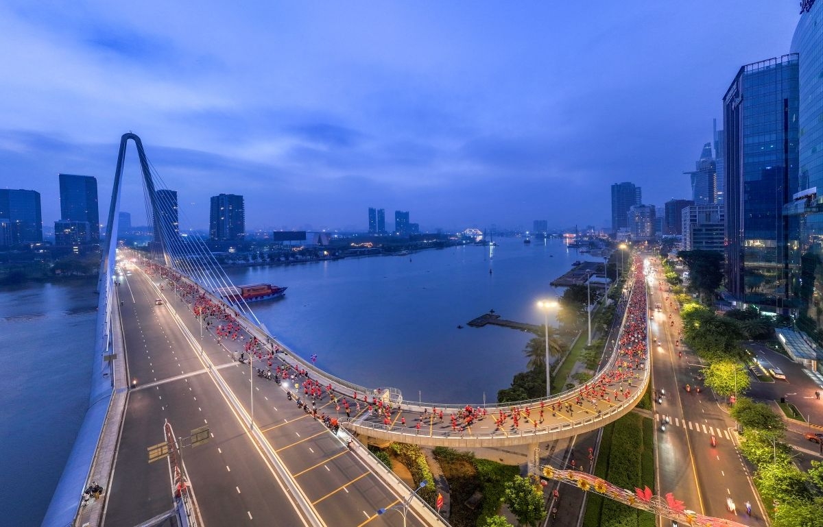 Đường chạy tiếp tục đưa VĐV đi qua những địa danh biểu tượng của TP.HCM. Anh: BTC