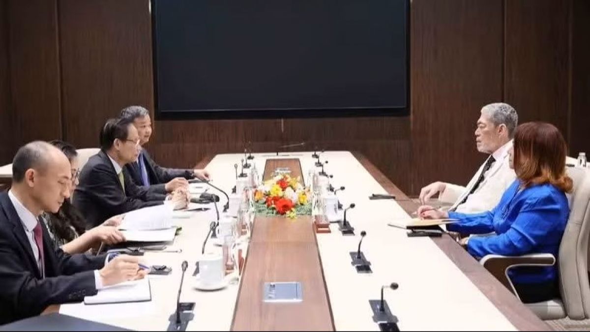 El ministro de Relaciones Exteriores de Vietnam y miembro del Buró Político del Comité Central del Partido Comunista de Vietnam (PCV), Le Hoai Trung, se reúne con Miguel Mejía, secretario general del Movimiento de Izquierda Unida (MIU) de la República Dominicana. Foto: VNA