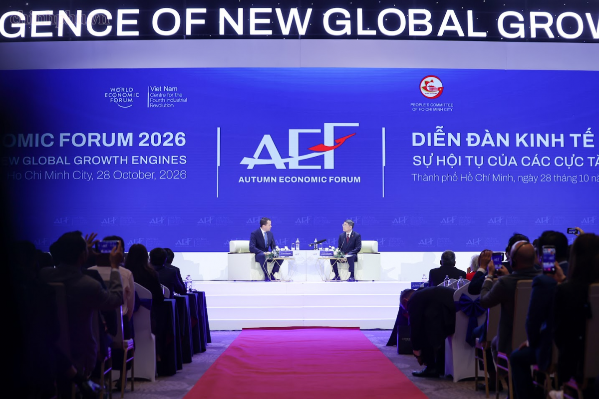 Prime Minister Le Minh Hung in dialogue with Stephan Mergenthaler, Managing Director of the World Economic Forum (WEF) (Photo: chinhphu.vn)