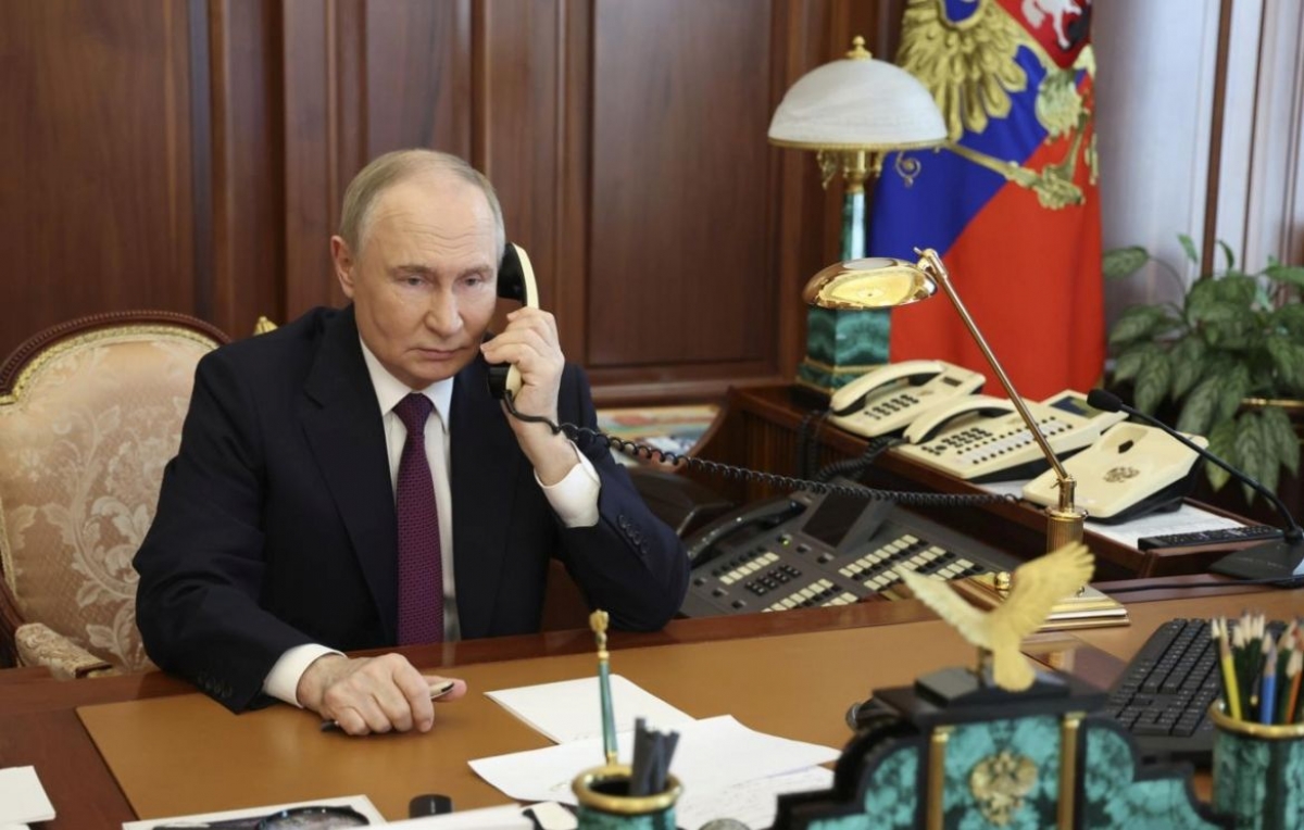 ບ​ທ່ານ Vladimir Putin ປະ​ທາ​ນາ​ທິ​ບໍ​ດີ ລັດ​ເຊຍ ໂອ້​ລົມ​ທາງ​ໂທ​ລະ​ສັບ​ກັບ​ການ​ນຳ​ ນອກ​ແວ ແລະ ແຟງ​ລັງ (ພາບ: TASS)