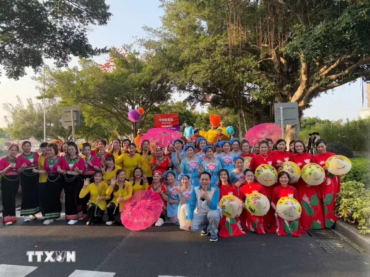 Hiệp hội người Việt Nam ở nước ngoài tại Macau (Trung Quốc) tham dự cuộc diễu hành quốc tế Macau. Ảnh: Xuân Vịnh/TTXVN