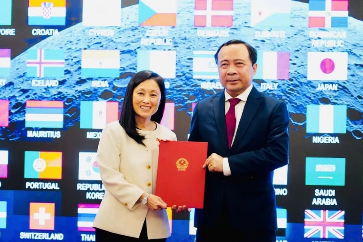 Le ministre vietnamien des Sciences et des Technologies, Vu Hai Quân, remet le document d’adhésion du Vietnam à l’ambassadrice des États-Unis au Vietnam, Jennifer Wicks. Photo: Ministère des Sciences et des Technologies