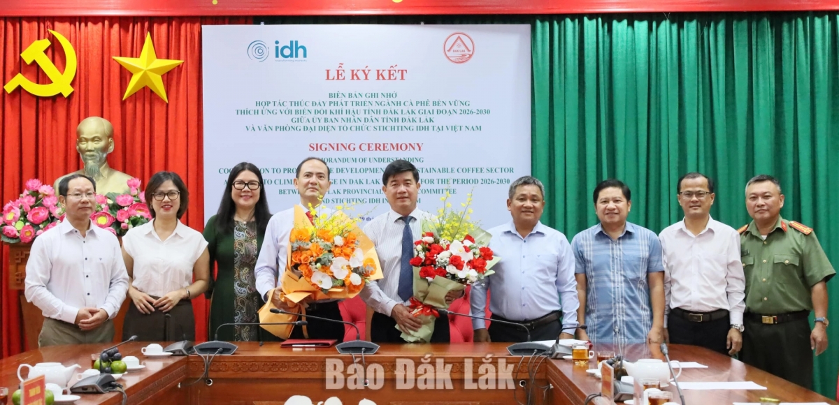 Les représentants des deux parties posent pour une photo souvenir lors de la cérémonie de signature. Photo: baodaklak.vn