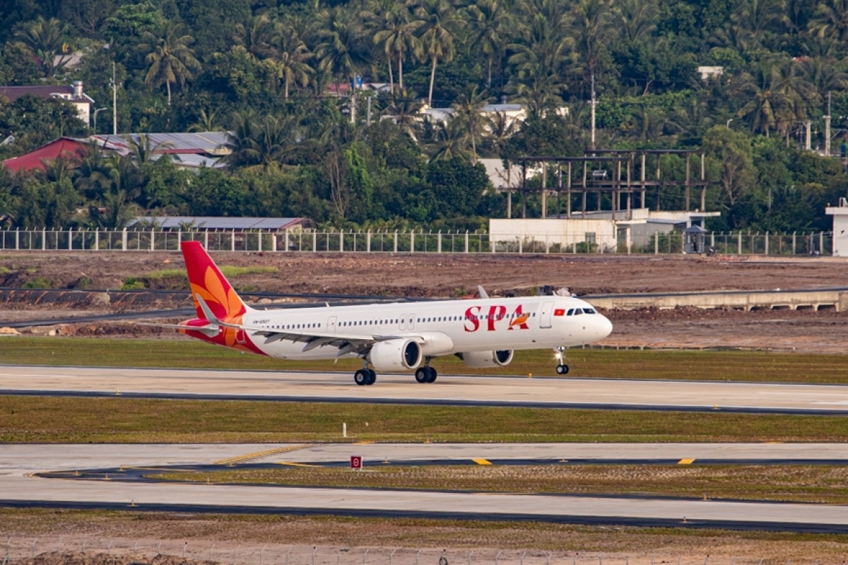 Un avion de Sun PhuQuoc Airways effectue le premier vol commercial à atterrir sur la nouvelle piste de l’aéroport de Phu Quôc. Photo: qdnd.vn