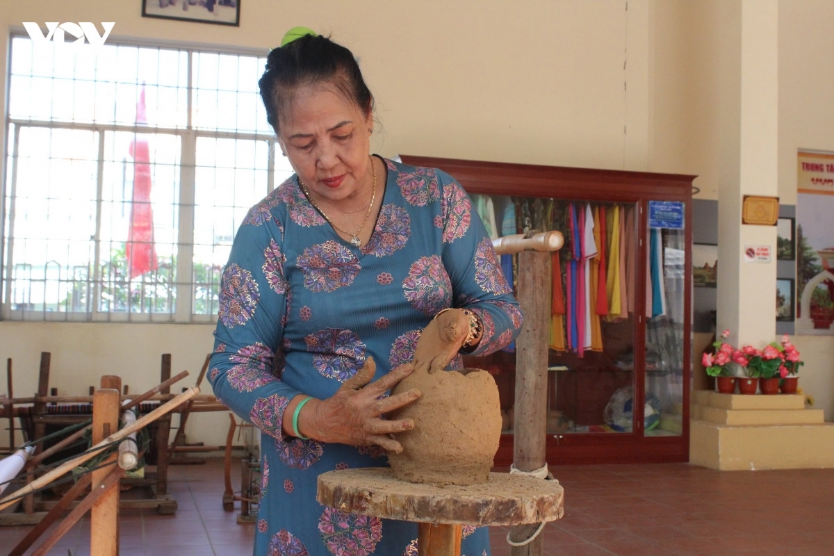 การแสดงเทคนิดการทำเครื่องปั้นดินเผาในศูนย์จัดแสดงทางวัฒนธรรมจังหวัดเลิมด่ง