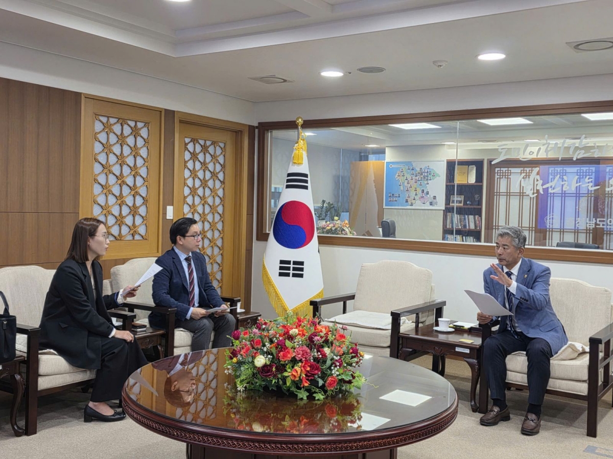 Chủ tịch Hội đồng tỉnh Chungcheongnam-do Cho Chul-ki trao đổi với Tiến sĩ Nguyễn Thanh Liêm tại buổi làm việc.<br>
Nguồn ảnh: Hội Người Việt Nam tại tỉnh Chungnam
