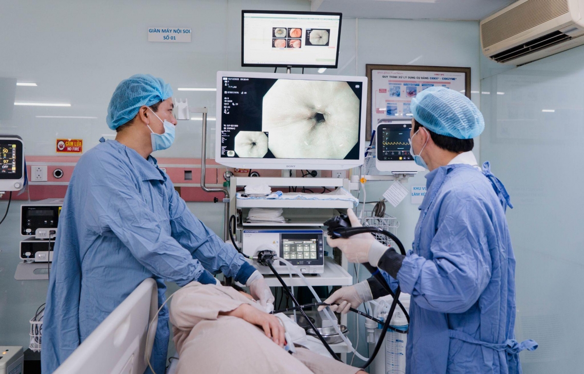 홍응옥 종합병원 옌닌(Yen Ninh) 지점에서 첨단 EVIS X1 기술로 소화기 내시경 검사를 받는 한국인 환자