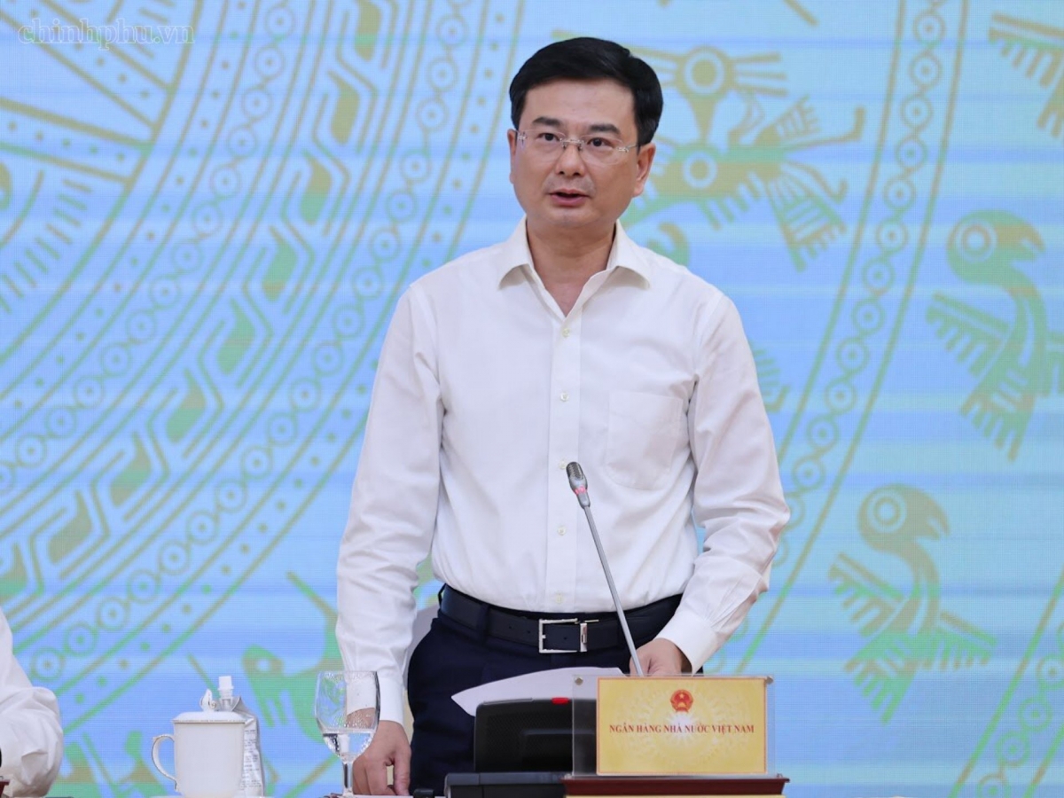 Le gouverneur adjoint de la Banque d'État du Vietnam Pham Thanh Hà répond aux questions de la presse. Photo: chinhphu.vn/Nhât Bac