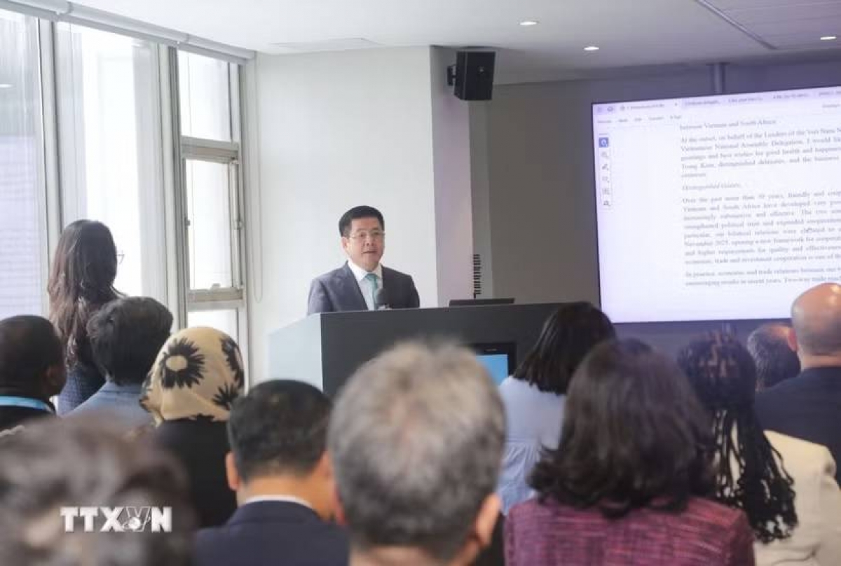 National Assembly Vice President Nguyen Hong Dien speaks at the Vietnam-South Africa Business Forum. (Photo: Dang Huyen/VNA)