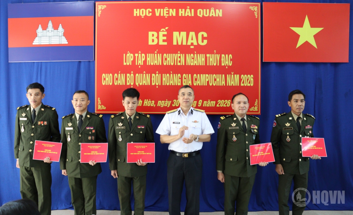 Colonel Nguyen Dinh Giang, Deputy Director of the Naval Academy, presents certificates to the trainees. (Photo: baohaiquanvietnam.vn)