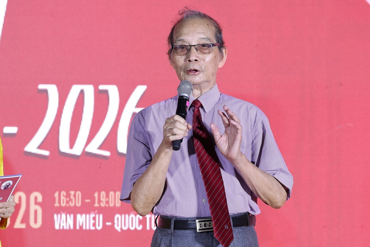 Poet Bang Viet shares his love for Hanoi upon receiving the Bui Xuan Phai Award. Photo: Organizing Committee.