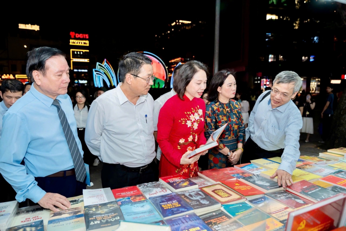 Los delegados recorriendo los stands. Foto: Comité Organizador