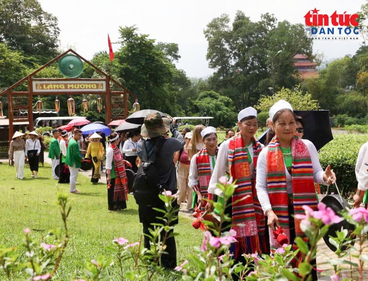 Không gian trải nghiệm tại khu vực Làng Mường đón đoàn khách quốc tế. Ảnh: baotintuc.vn