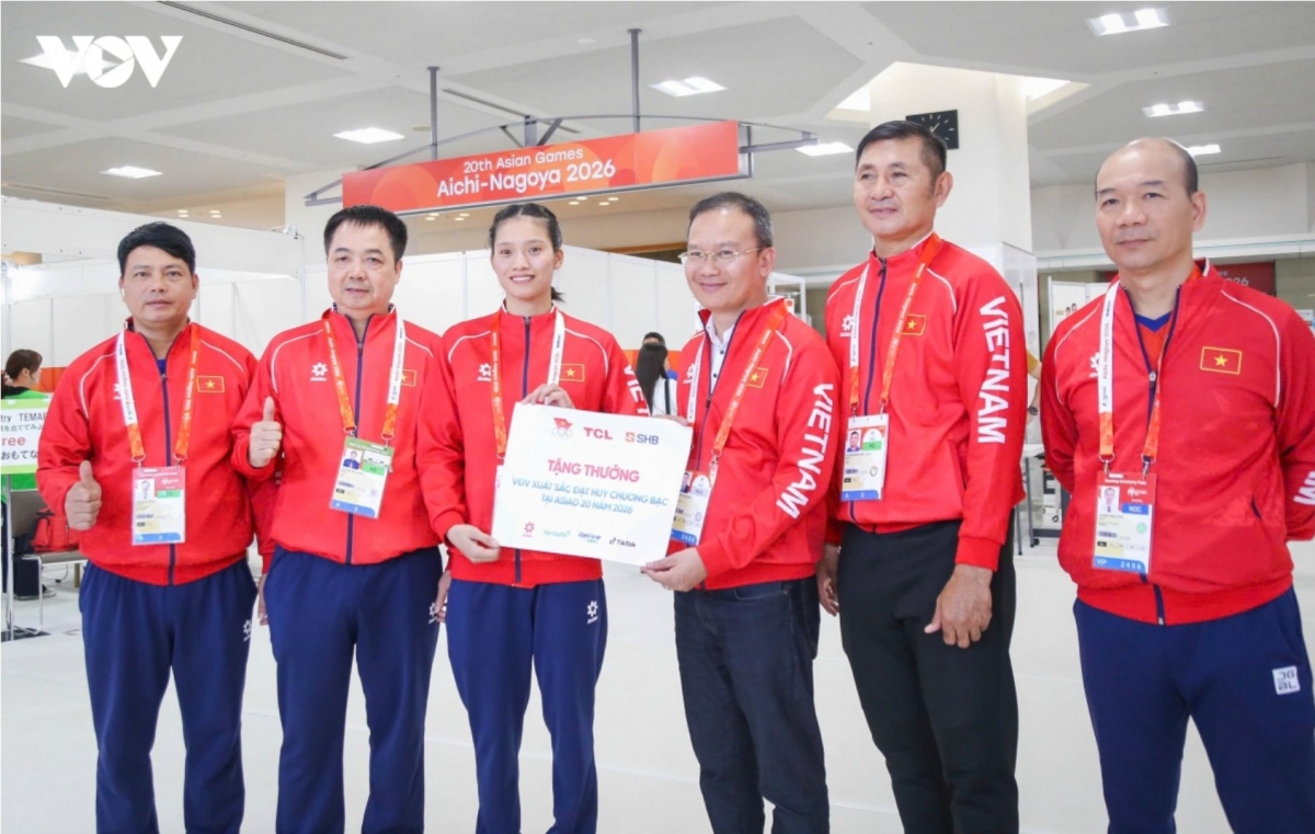Trưởng Đoàn Nguyễn Hồng Minh trao thưởng nóng cho võ sĩ Nguyễn Thị Tâm. Ảnh: VOV