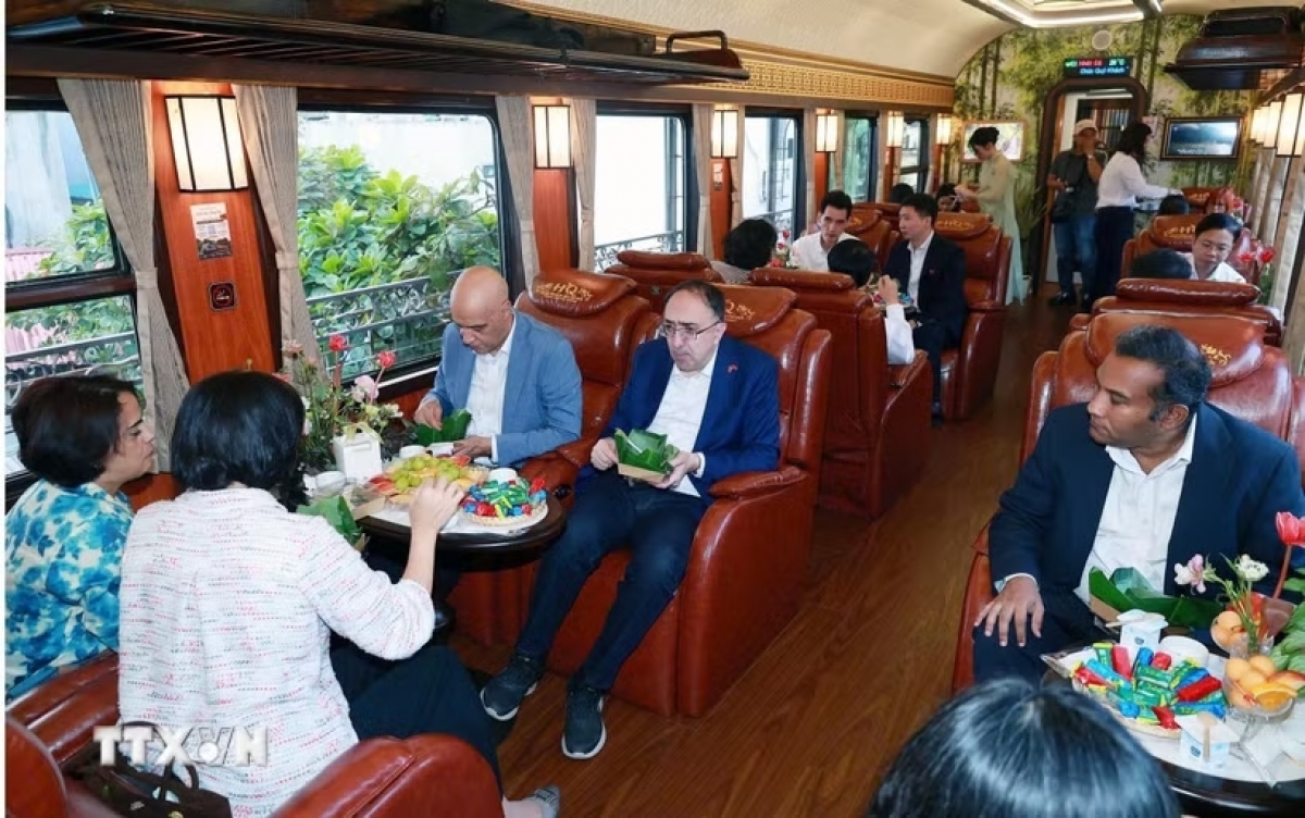 El Tren del Patrimonio ofrece dos servicios diarios: parte de la estación de Hanói a las 6:20 y emprende el viaje de regreso desde Thai Nguyen a las 17:10. Foto: Tran Trang/VNA