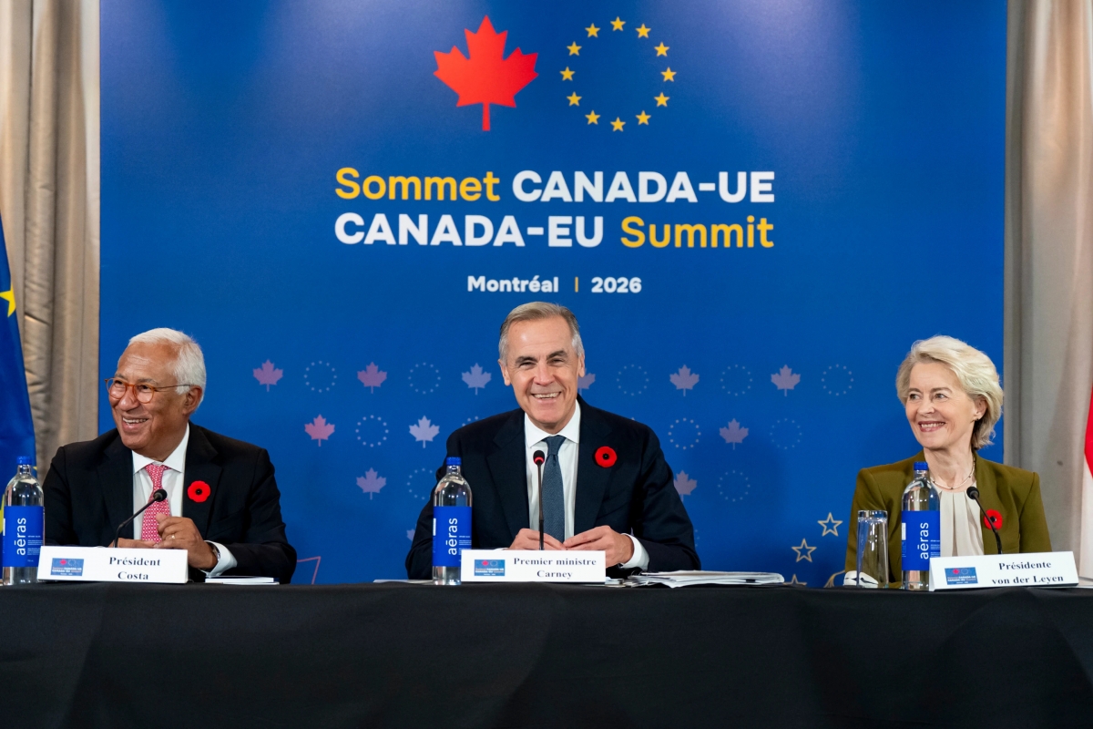 El primer ministro canadiense, Mark Carney (centro), junto al presidente del Consejo Europeo, António Costa (izquierda), y la presidenta de la Comisión Europea, Ursula von der Leyen, durante un encuentro con representantes del sector empresarial celebrado en el marco de la Cumbre Canadá-Unión Europea, en Montreal, el 29 de octubre de 2026. Foto: Christopher Katsarov/The Canadian Press vía AP