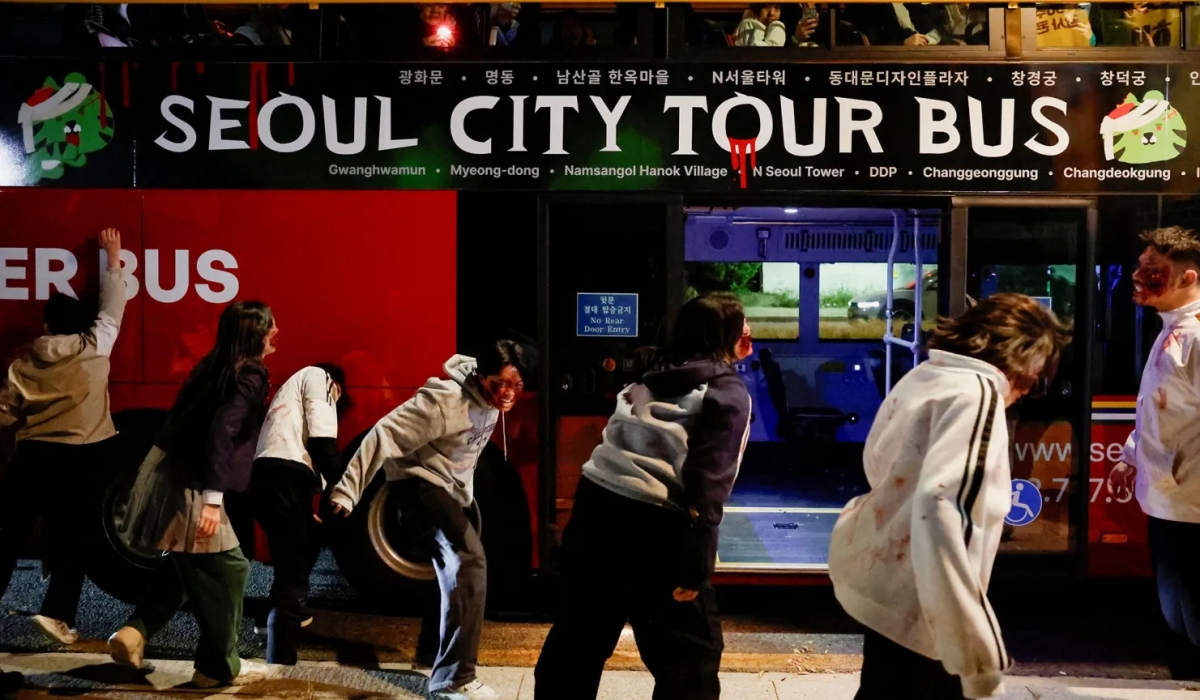 지난 10월 21일 서울에서, 영화 ‘부산행’에서 영감을 받은 서울시티투어 ‘타이거버스’가 할로윈을 맞아 가상의 생존 이야기를 담은 무대로 변신했다. (출처: REUTERS/ 김수현)