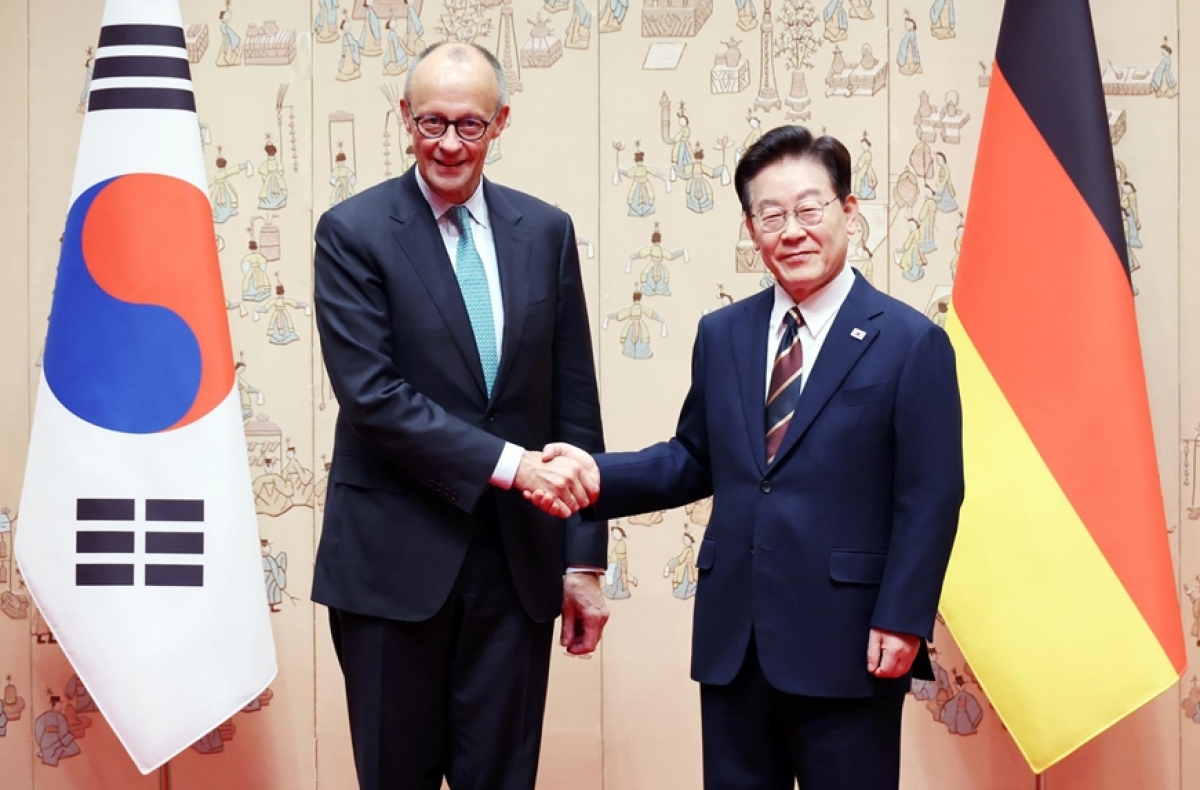 Südkoreas Präsident Lee Jae-myung und Deutschlands Bundeskanzler Friedrich Merz. (Foto: Yonhap)