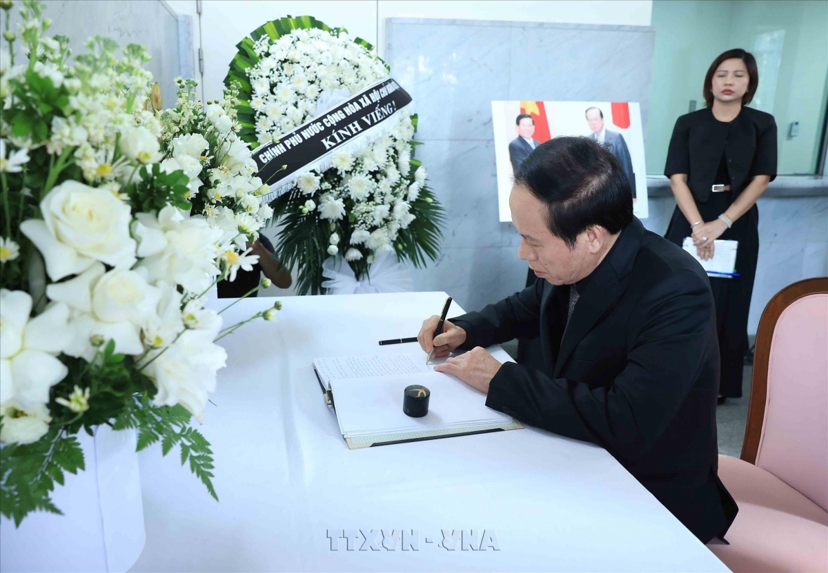 Phó Thủ tướng Lê Tiến Châu ghi sổ tang tại lễ viếng Nguyên Thủ tướng Nhật Bản Fukuda Yasuo. Ảnh: An Đăng/TTXVN