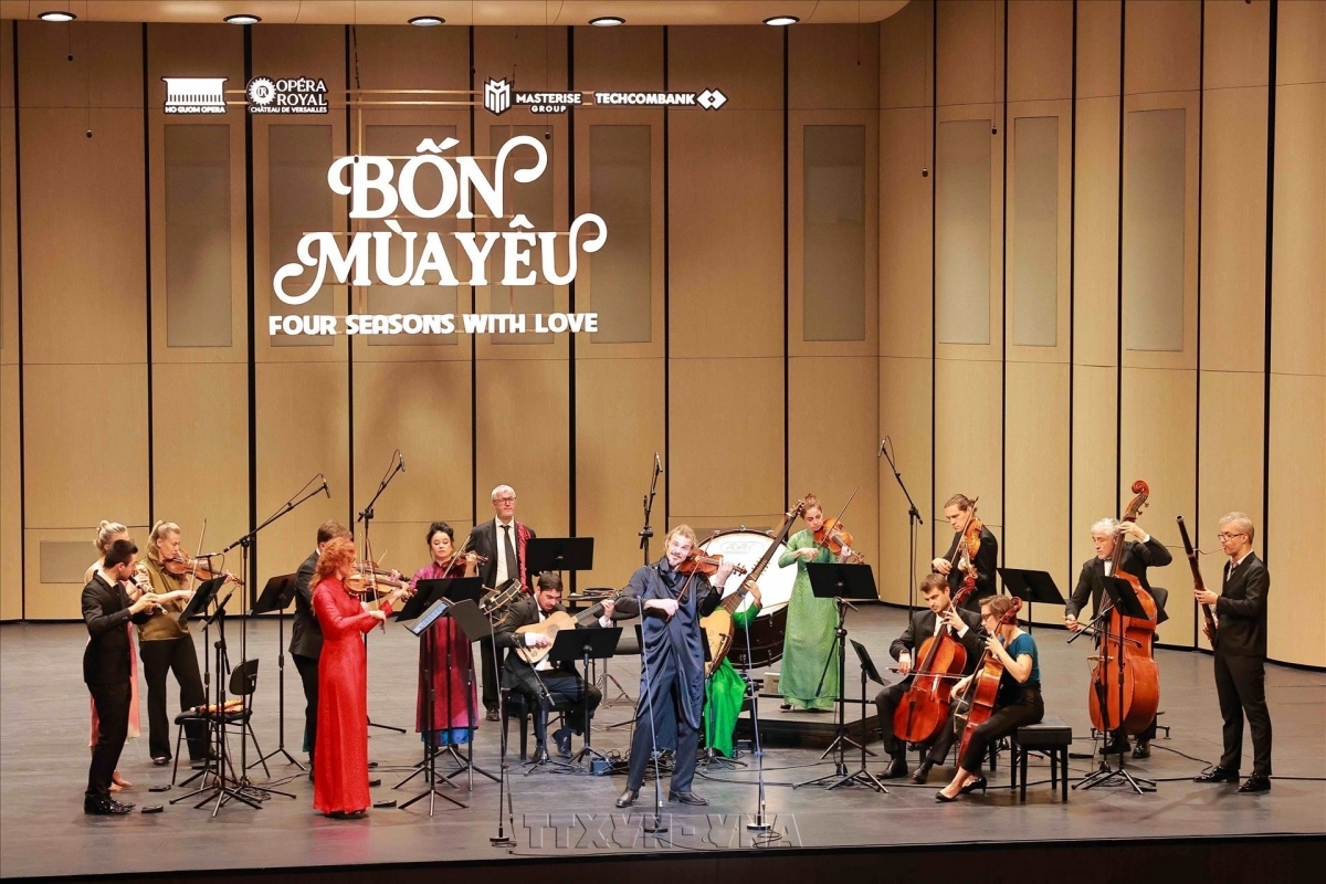 Los artistas actúan en el concierto “Four Seasons With Love”. Foto: VNA