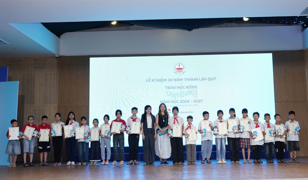 Các em học sinh nhận học bổng.