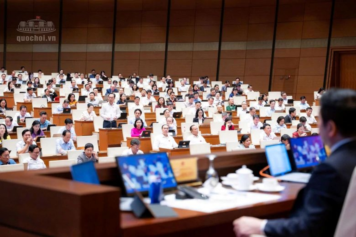 Le ministre de l'Éducation et de la Formation, Hoàng Minh Son, prend la parole lors de la séance de discussion de la matinée du 31 octobre. Photo: quochoi.vn