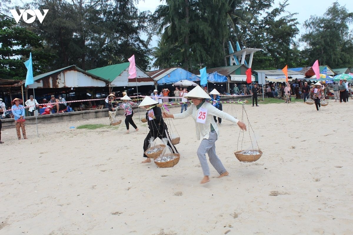 Hội thi gánh cá. Ảnh VOV