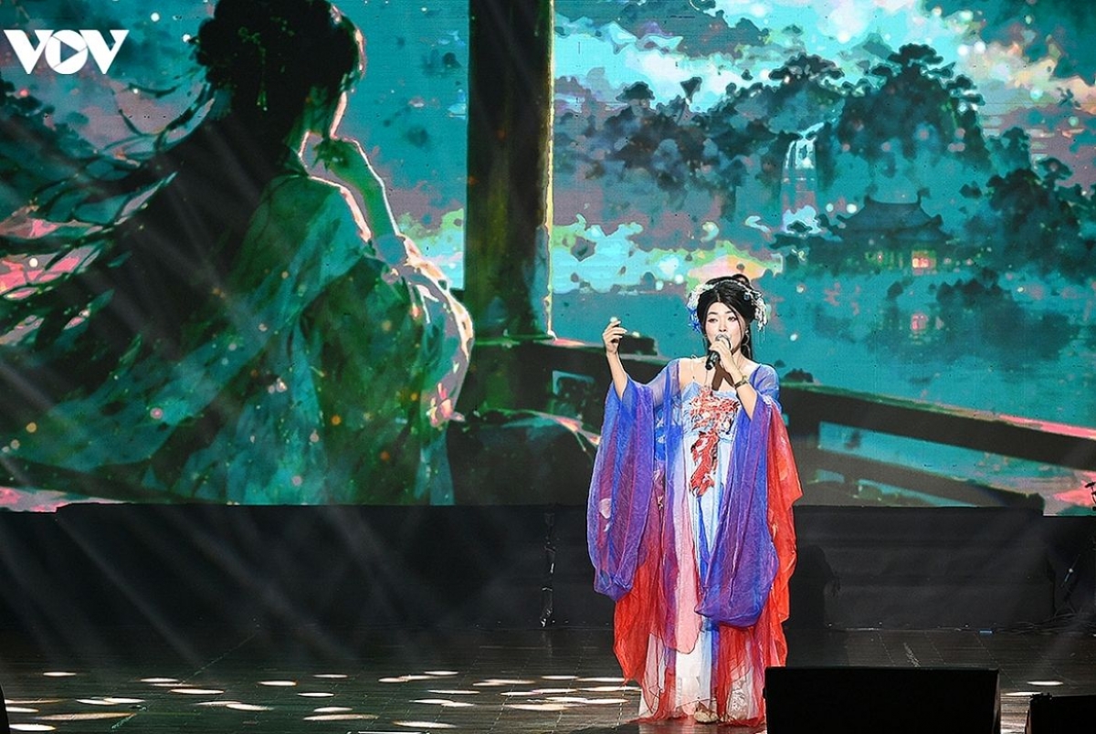 阮·嘉玛歌手在2026年越中友谊之歌舞台上表演