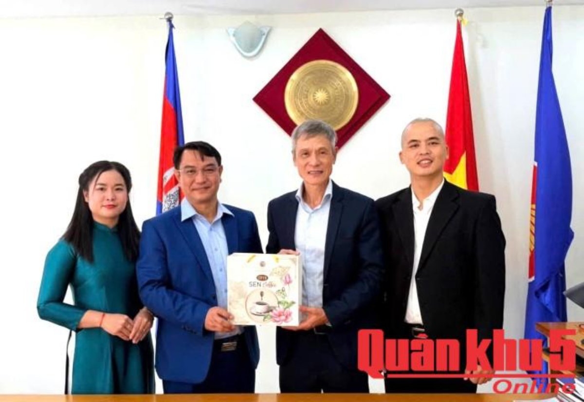 Le colonel Lê Trung Thành, PDG de la société, en séance de travail avec l'ambassade du Vietnam au Cambodge. Photo: baoquankhu5.vn
