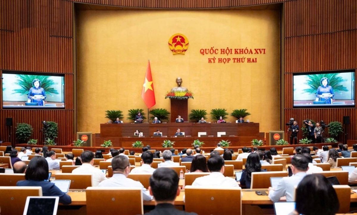 L'Assemblée nationale discute en séance plénière de la mise en œuvre du plan de développement socio-économique, de l'exécution du budget de l'État et du plan d'investissement public. Photo: quochoi.vn