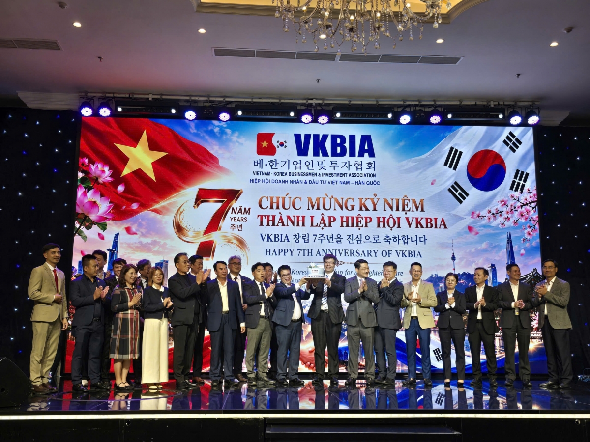Các thành viên VKBIA và đối tác chúc mừng 7 năm thành lập Hiệp hội