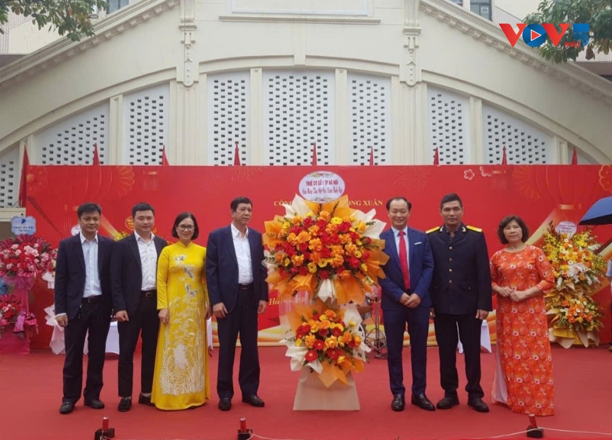 Los delegados participan en la ceremonia de inauguración del mercado Dong Xuan en 2026. Foto: Ngoc Anh/VOV5