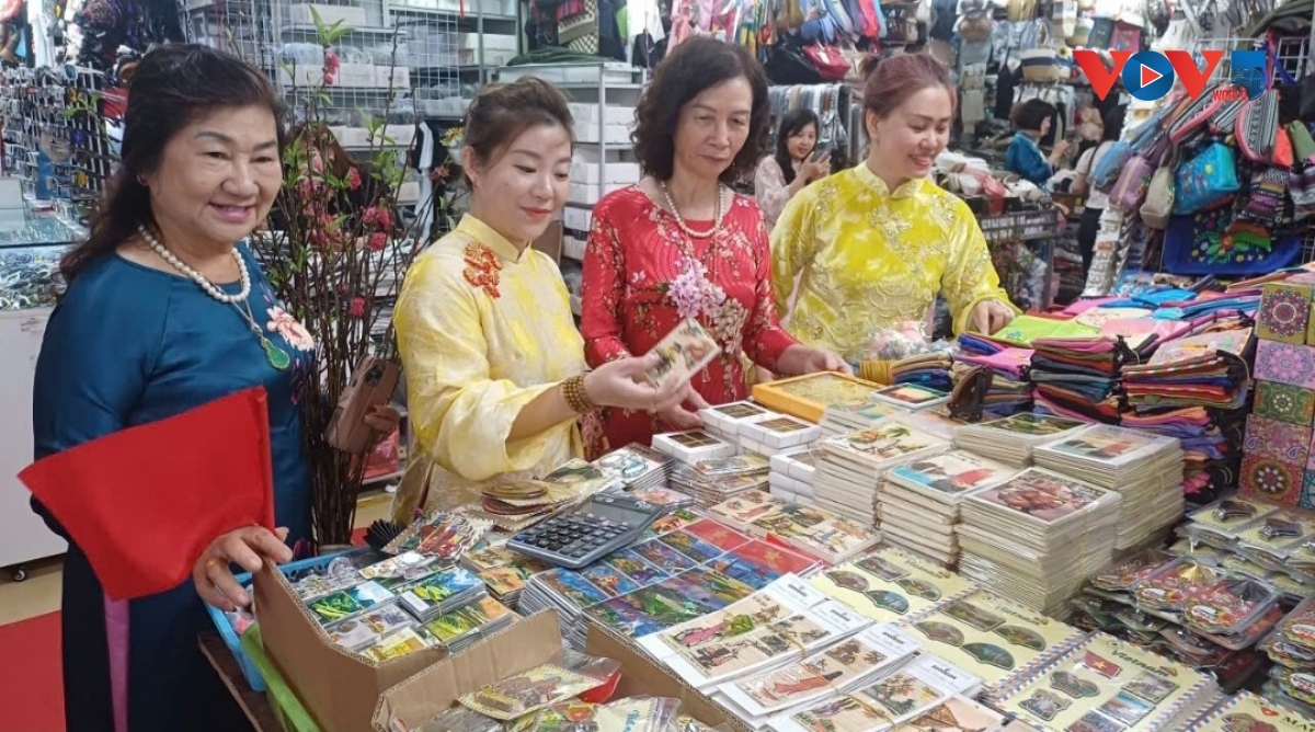 Visitantes y compradores en el mercado Dong Xuan. Foto: Ngoc Anh/VOV5