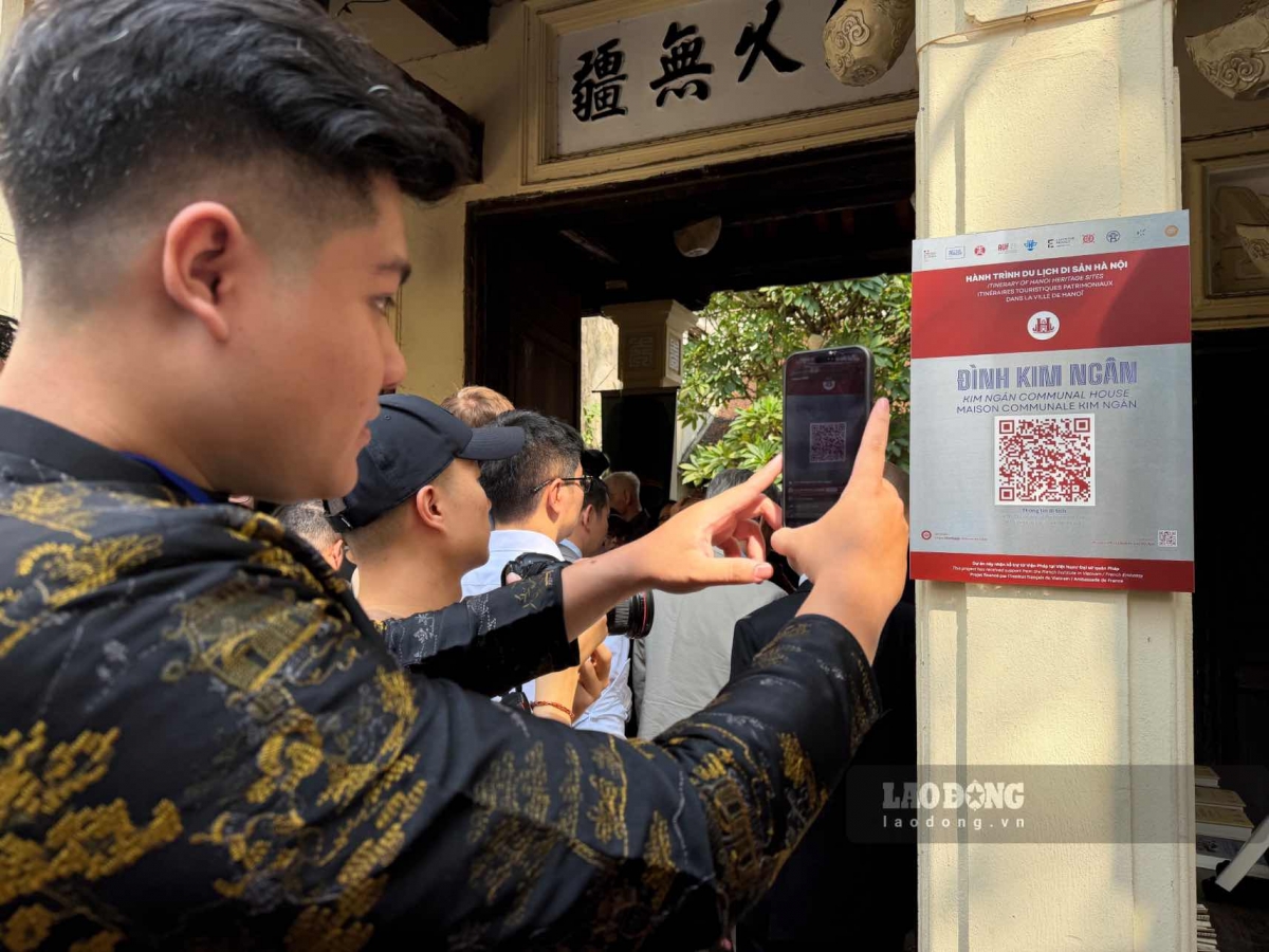 ประชาชนแสกน QR Code เพื่อเรียนรู้เกี่ยวกับโบราณสถานในกรุงฮานอย (Photo:laodong)