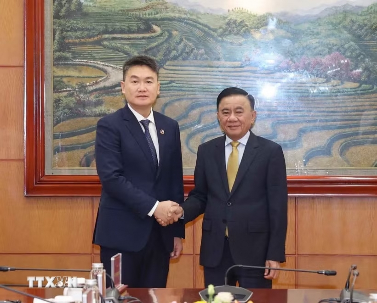  El miembro permanente del Secretariado del Partido Comunista de Vietnam, Tran Cam Tu (derecha) y el secretario de la Unión de la Juventud Revolucionaria de Laos, Thongly Sisoulith. Foto: Phuong Hoa/ VNA