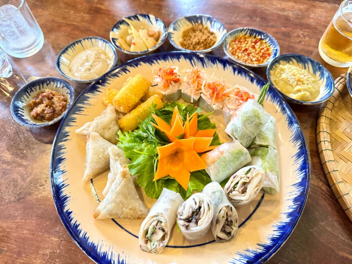 Hue-style summer rolls are served with a variety of dipping sauces. (Photo: VOV-Cam Thi)