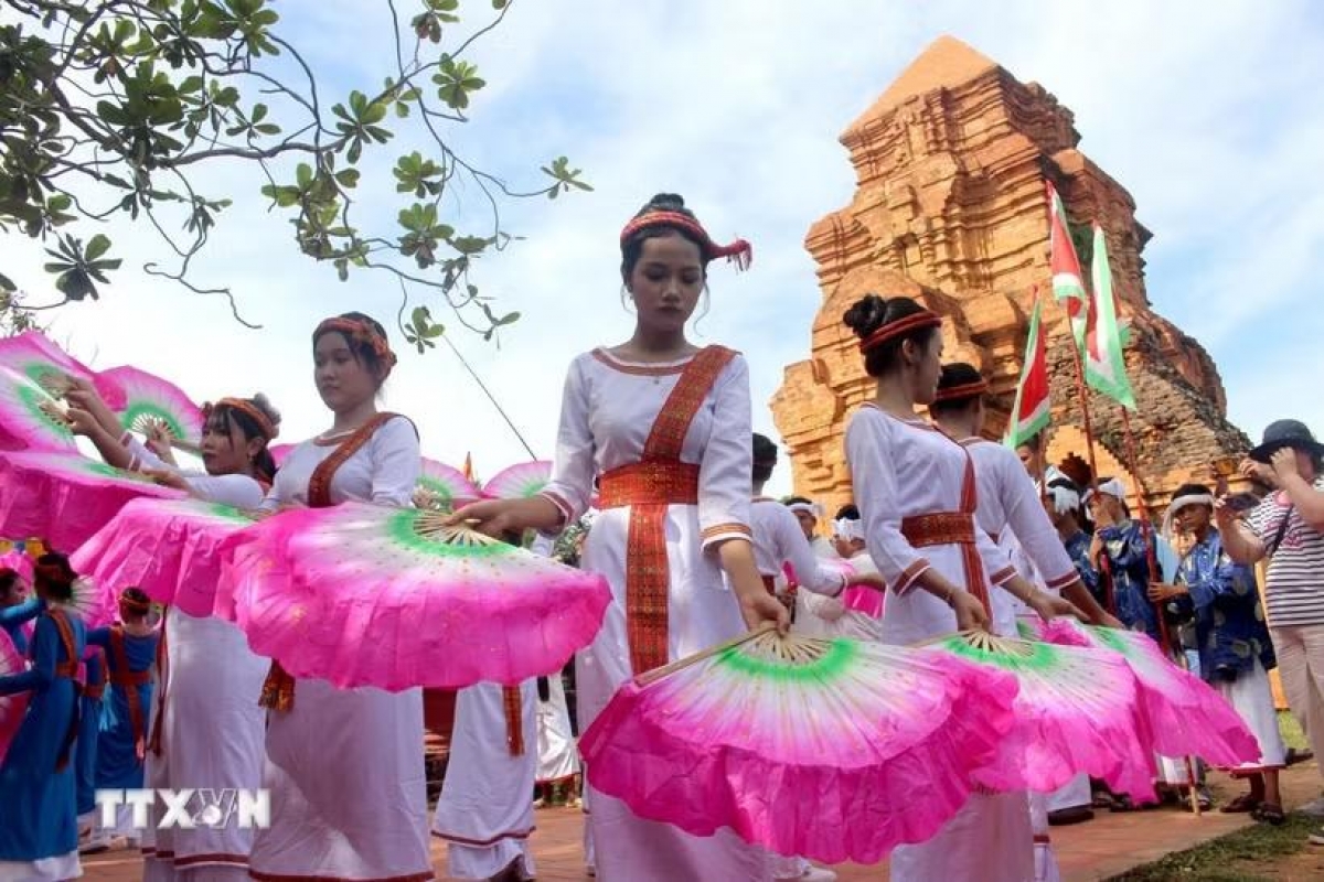 Múa mừng Lễ hội Katê tại chân tháp Pô Sah Inư, phường Phú Thủy, tỉnh Lâm Đồng. Ảnh: Hồng Hiếu/TTXVN