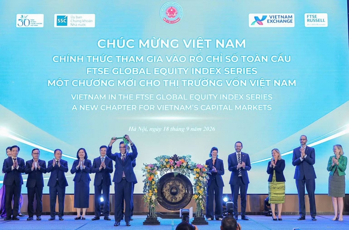 La cérémonie de frappe du gong marque un jalon important pour le Vietnam, qui intègre officiellement l'indice mondial FTSE Russell Global Equity Index Series. Photo: nhandan.vn