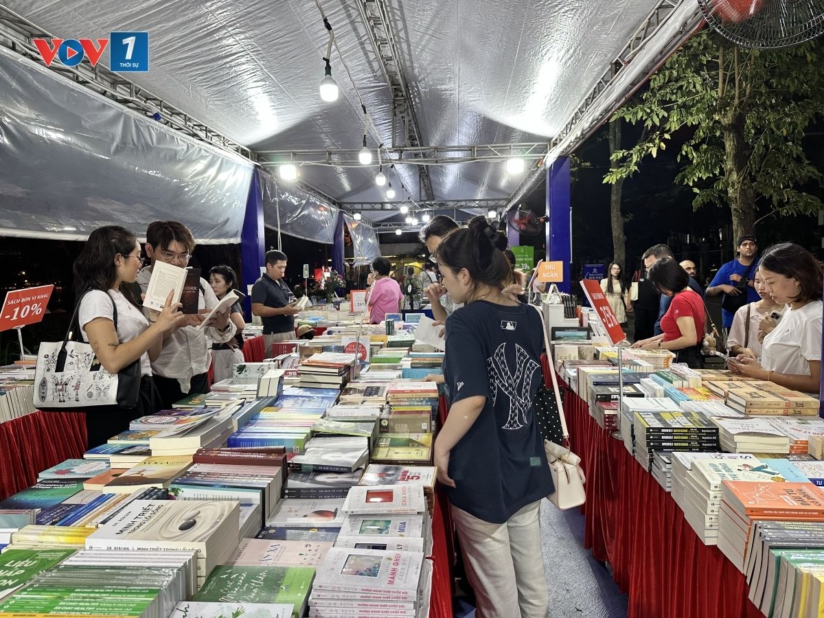 The book fair brings together more than 30 domestic publishers and book distributors. (Photo: VOV)